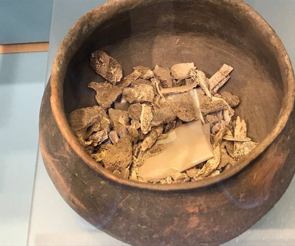 Urn uit de brons- en ijzertijd met crematieresten